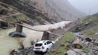Şırnak’ın Beytüşşebap ilçesinde sağanak nedeniyle kayganlaşan yolda kontrolden çıkan otomobil