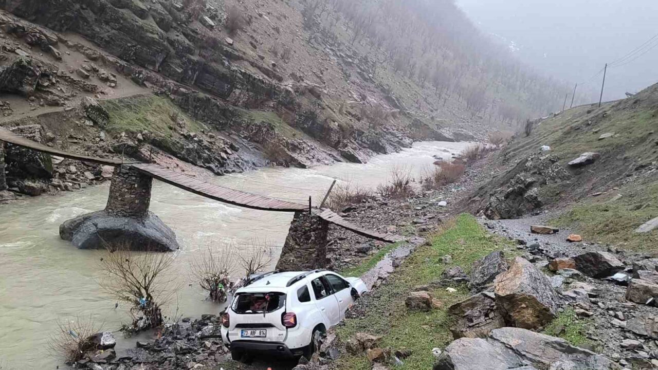 Şırnak’ın Beytüşşebap ilçesinde sağanak nedeniyle kayganlaşan yolda kontrolden çıkan otomobil