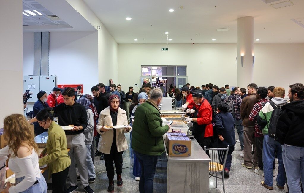 Ondokuz Mayıs Üniversitesi’nde (OMÜ) Ramazan ayının ilk günü dolayısıyla iftar