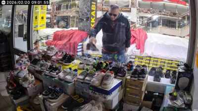 Elazığ’da bir şahıs, ayakkabı mağazasında beğendiği ayakkabıyı poşetin içerisine koyarak