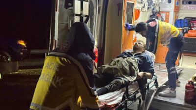 Manisa’nın Kula ilçesinde yağışlı havanın etkisiyle kayganlaşan yolda kontrolden çıkan