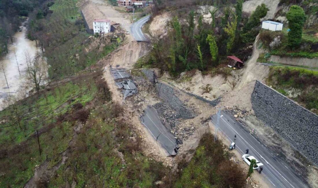 Ordu’yu İç Anadolu’ya bağlayan Akkuş-Niksar karayolunda meydana gelen heyelan sonrası