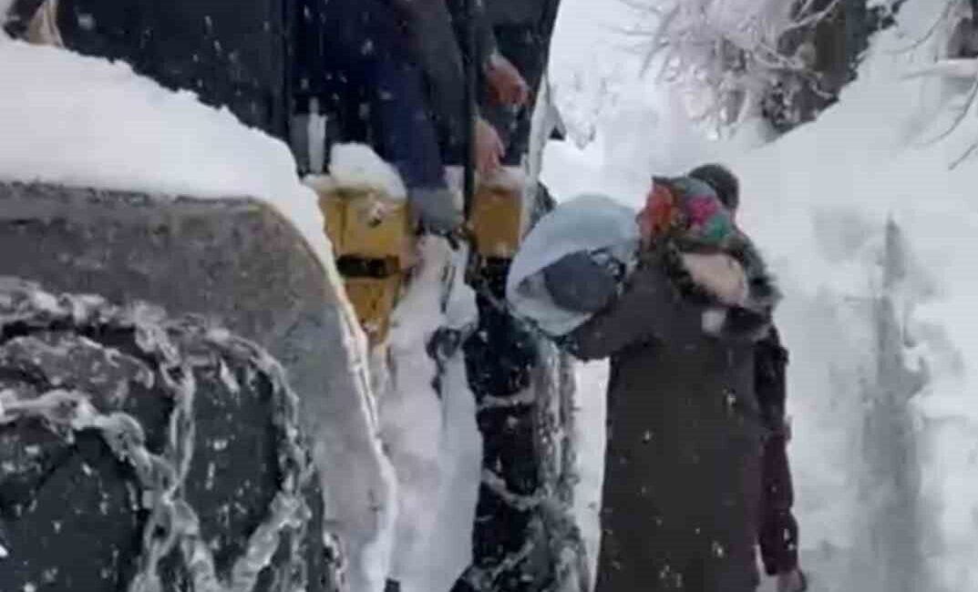 Ordu’nun Çaybaşı ilçesinde yolu kardan kapanan mahallede hastalanan bebek, iş