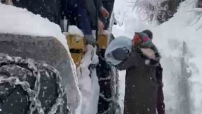 Ordu’nun Çaybaşı ilçesinde yolu kardan kapanan mahallede hastalanan bebek, iş