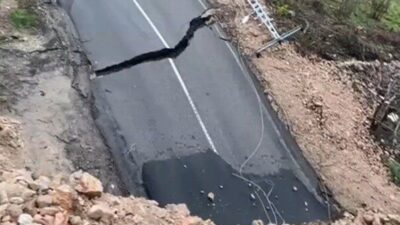 Ordu’nun Ünye ilçesi Akkuş-Niksar karayolunda meydana gelen heyelan nedeniyle yol
