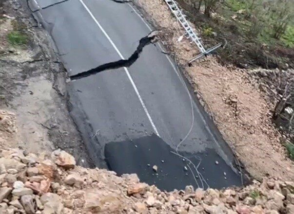 Ordu’nun Ünye ilçesi Akkuş-Niksar karayolunda meydana gelen heyelan nedeniyle yol