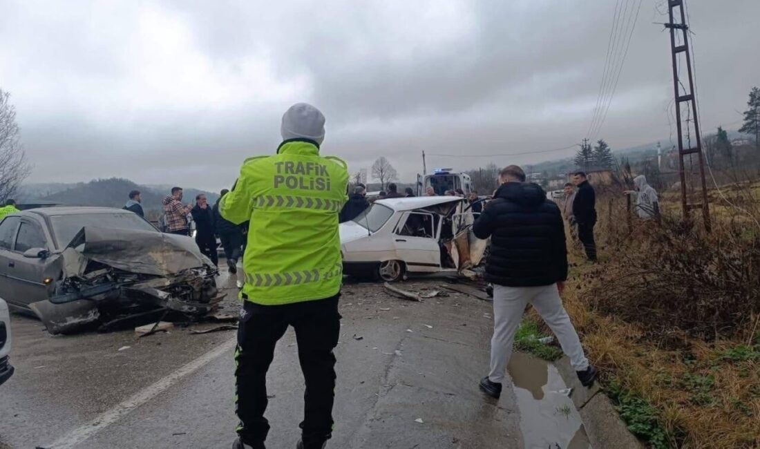 Ordu’nun Fatsa ilçesinde iki otomobilin çarpışması sonucu meydana gelen trafik