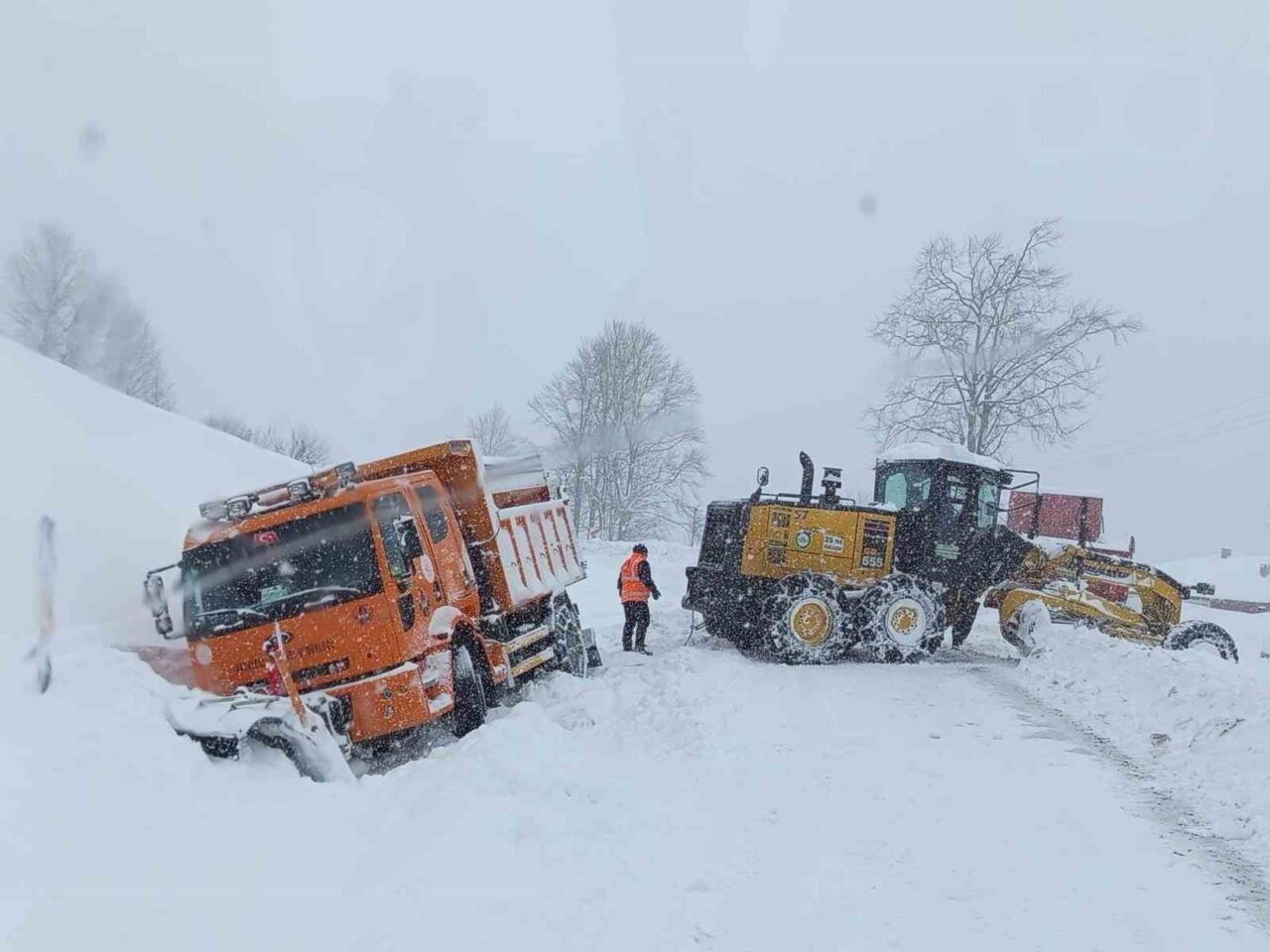 Ordu’da ortalama kar kalınlığı 70 santimetreye ulaşırken, Büyükşehir Belediyesi ekipleri