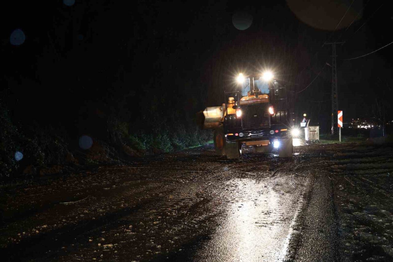 Ordu’nun Perşembe ilçesinde sağanak sonrası 10 noktada heyelan meydana geldi.