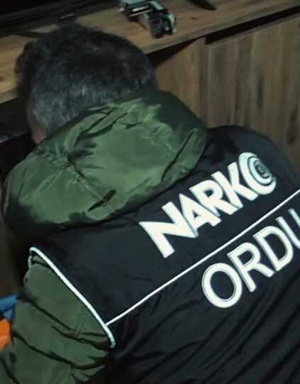 Ordu’da polis ekiplerince sokakta uyuşturucu satışı yapanlara yönelik düzenlenen operasyonda