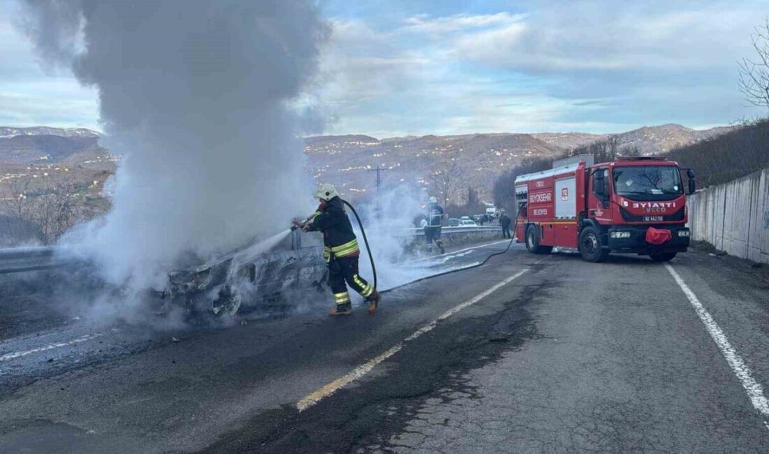 Ordu’nun Fatsa ilçesinde seyir halindeyken yanan otomobilden geriye demir yığını