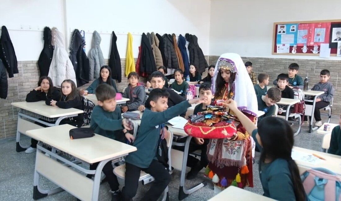 Karaman’da öğrenci ve veliler tarafından Ramazan ayı dolayısıyla toplanan kek