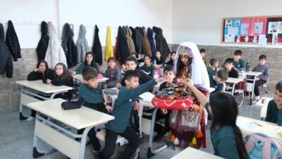 Karaman’da öğrenci ve veliler tarafından Ramazan ayı dolayısıyla toplanan kek