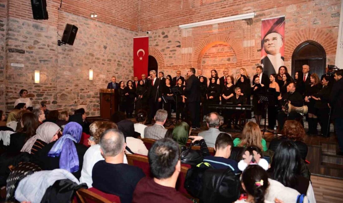 Osmangazi Belediyesi’nin düzenlediği ‘Türkülerde Buluşalım’ konserinde Türk Halk Müziği Korosu,