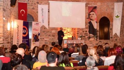 Osmangazi Belediyesi’nin düzenlediği ‘Felsefe Buluşmaları’ kapsamında Sosyolog Yazar Kemal Karadayı,