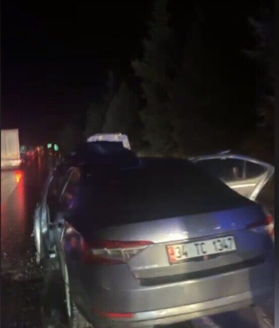 Osmaniye’nin Düziçi ilçesinde yağış nedeniyle kayganlaşan yolda kontrolden çıkan otomobil