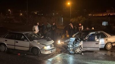 Osmaniye’nin Düziçi ilçesinde iki otomobilin kafa kafaya çarpıştığı kazada 4