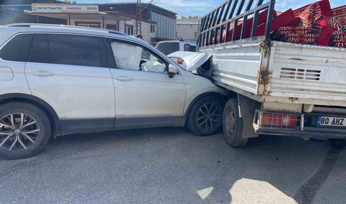 Osmaniye’nin Düziçi ilçesinde otomobil ile pikapın çarpışması sonucu meydana gelen