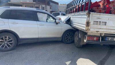 Osmaniye’nin Düziçi ilçesinde otomobil ile pikapın çarpışması sonucu meydana gelen