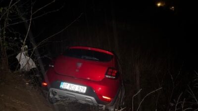 Osmaniye’nin Düziçi ilçesinde yağmurlu havada kayganlaşan yolda sürücüsünün direksiyon hakimiyetini