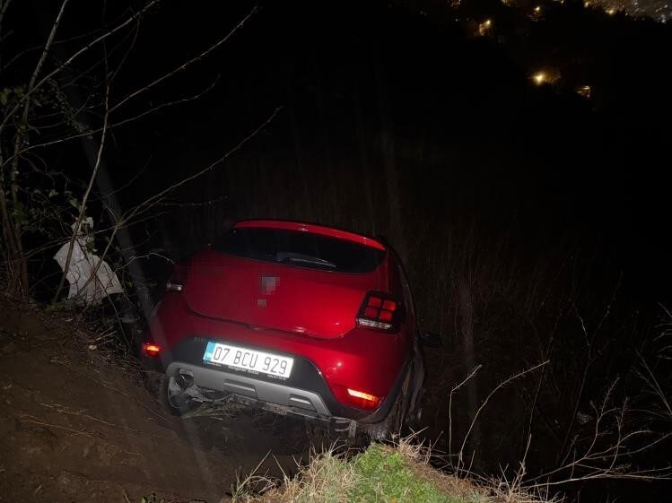 Osmaniye’nin Düziçi ilçesinde yağmurlu havada kayganlaşan yolda sürücüsünün direksiyon hakimiyetini