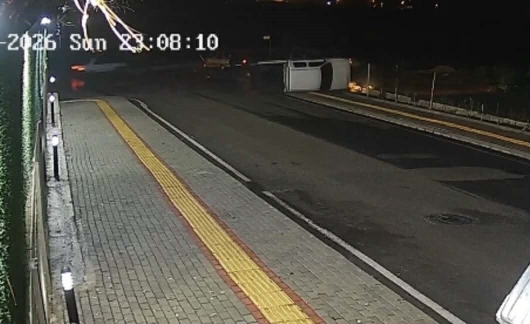 Osmaniye’de otomobil ile kamyonetin çarpıştığı trafik kazasında 2 kişi yaralandı.