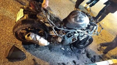 Osmaniye’nin Düziçi ilçesinde park halindeyken aniden alev alan motosiklet, itfaiye