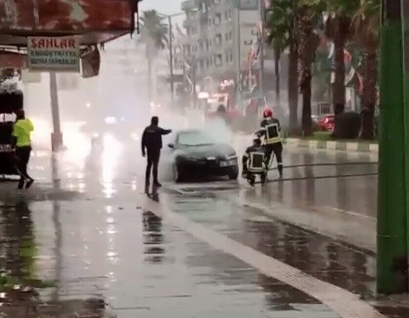 Osmaniye’de park halindeki bir otomobilde çıkan yangın, itfaiye ekiplerinin müdahalesiyle
