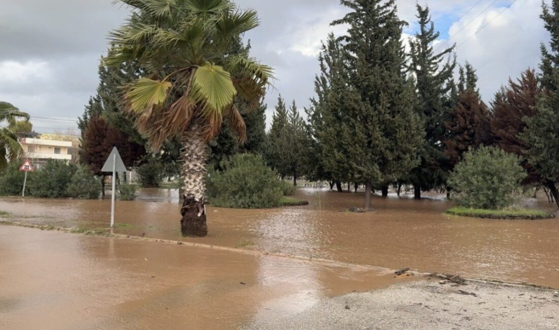 Osmaniye’nin Toprakkale ilçesinde aniden bastıran sağanak yaşamı olumsuz etkiledi. Cadde