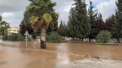 Osmaniye’nin Toprakkale ilçesinde aniden bastıran sağanak yaşamı olumsuz etkiledi. Cadde