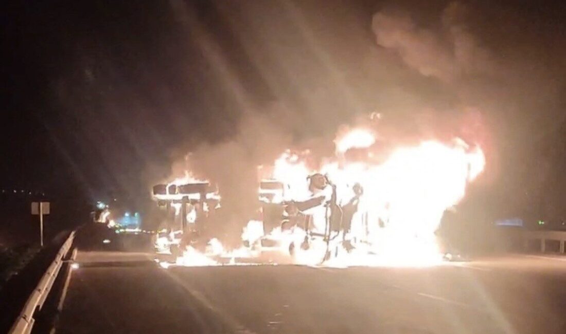 Osmaniye’de seyir halindeki tır alev alev yandı. Yangın, Adana-Şanlıurfa Otoyolu