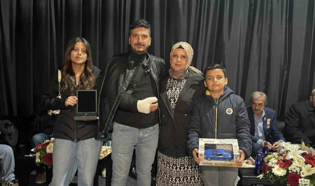 Cumhurbaşkanı Recep Tayyip Erdoğan’dan anahtarlarını alan depremzedeler, mutlu olduklarını söyledi.