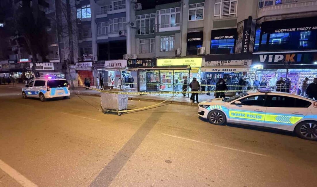 Adana’da durakta otobüs beklerken husumetlisi tarafından tabancayla vurulan genç ağır