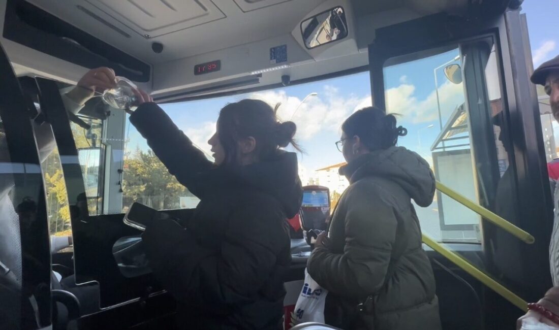 Çankırı’da bir otobüs şoförü, iftara yetişemeyen yolculara iftariyelik dağıttı. Çankırı’da