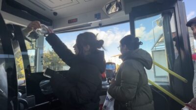 Çankırı’da bir otobüs şoförü, iftara yetişemeyen yolculara iftariyelik dağıttı. Çankırı’da