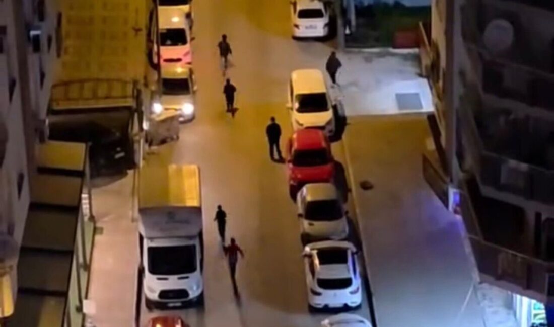 Adana’da kimliği belirsiz bir grup genç, yoldan geçen otobüse turunç