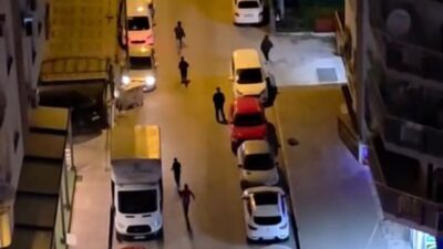 Adana’da kimliği belirsiz bir grup genç, yoldan geçen otobüse turunç