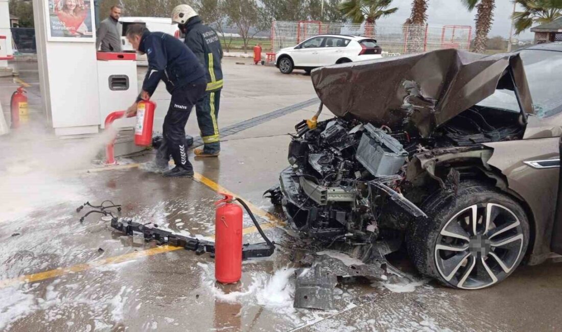 Antalya’da D-400 kara yolunda seyir halindeki otomobil akaryakıt istasyonuna daldı.