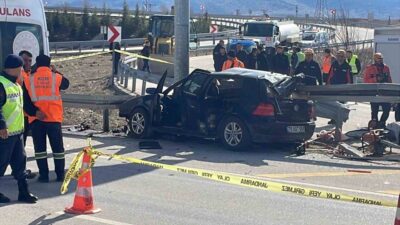 Karaman’da kontrolden çıkan otomobil bariyerlere ok gibi saplandı. Feci kazada