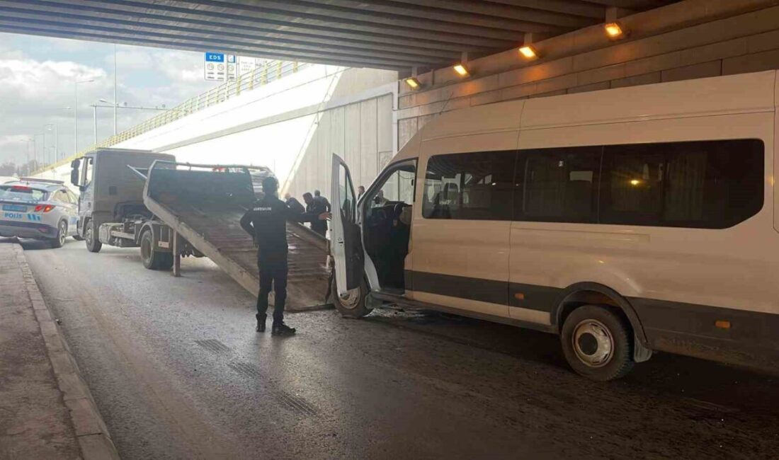 Konya’da otomobil ile servis aracının çarpışması sonucu meydana gelen kazada