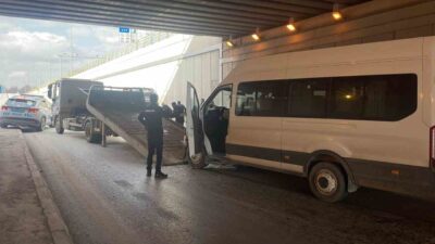Konya’da otomobil ile servis aracının çarpışması sonucu meydana gelen kazada