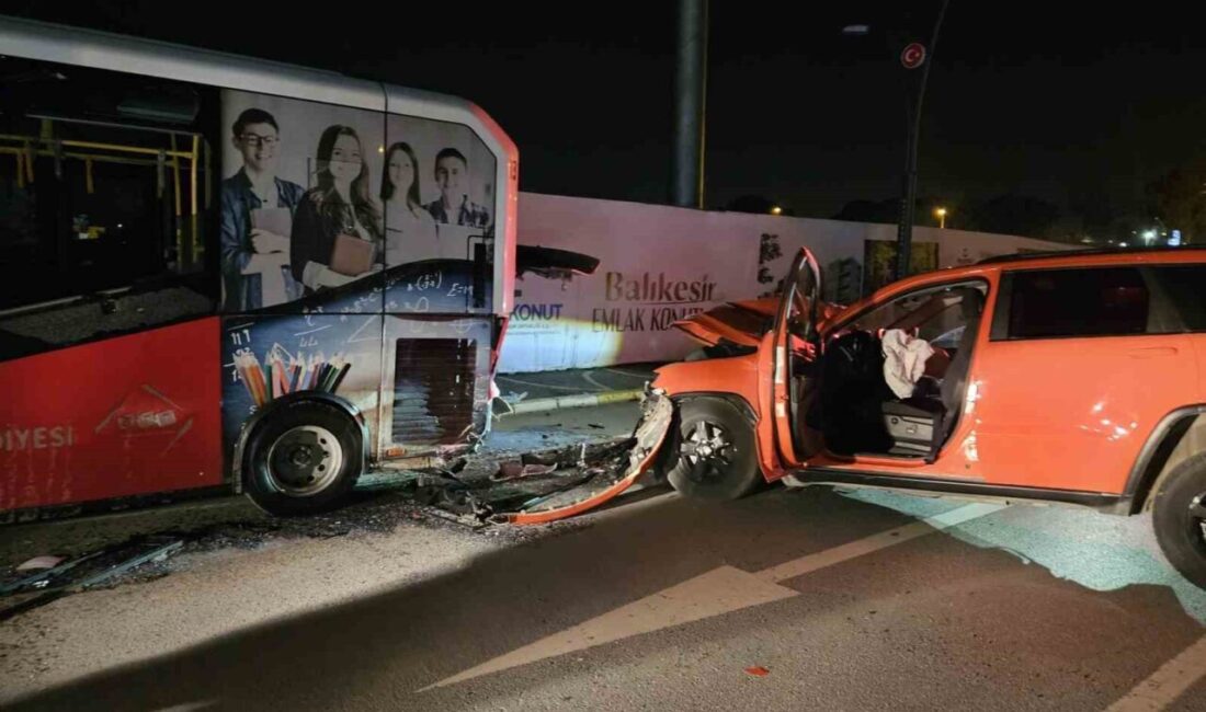 Balıkesir’de meydana gelen trafik kazasında park halindeki otobüse çarpan otomobilin