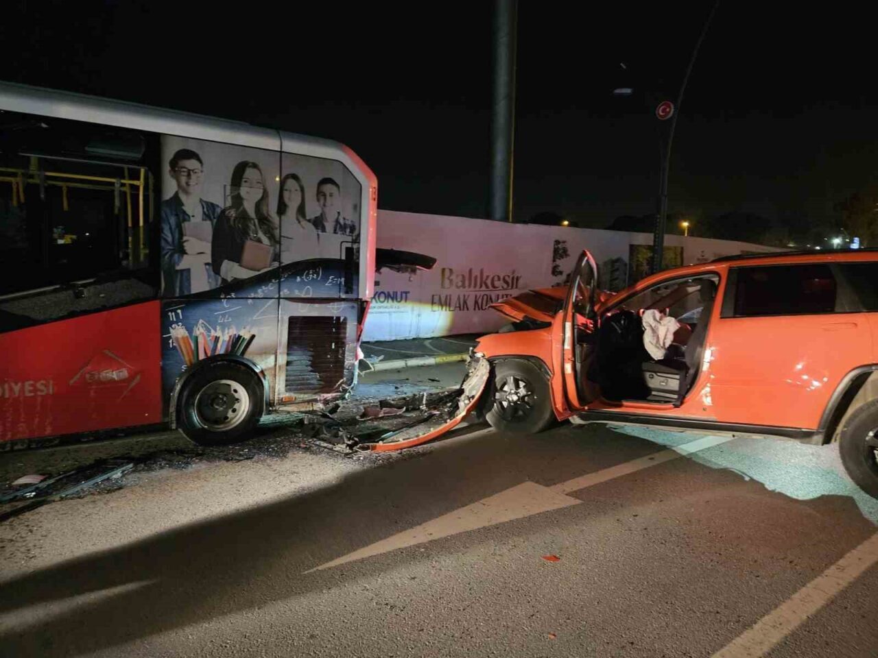 Balıkesir’de meydana gelen trafik kazasında park halindeki otobüse çarpan otomobilin