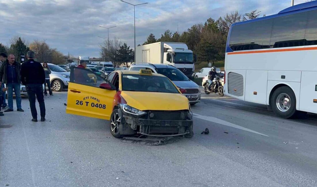 Eskişehir’de otomobilin ticari taksiye çarptığı kazada 3 kişi hafif şekilde