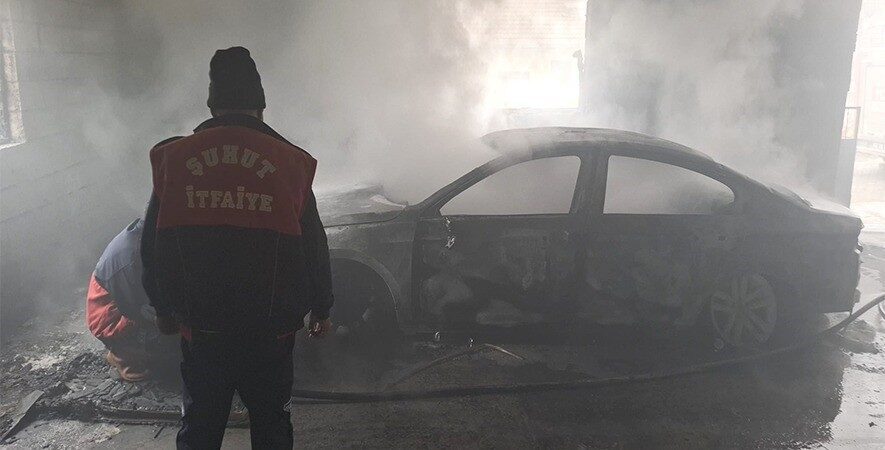 Afyonkarahisar’ın Şuhut ilçesine bağlı İsalı köyünde park halindeki bir otomobilde