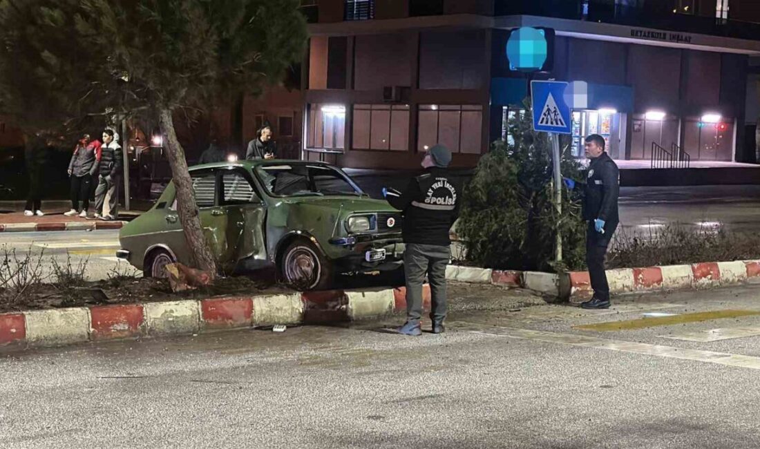 Burdur’da kontrolden çıkan otomobilin yolun karşısına geçmeye çalışan yayalara çarpması