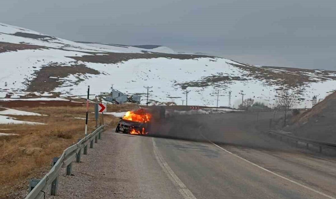 Sivas’ta seyir halindeki bir otomobil motor kısmından alev aldı. Alevlerin