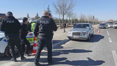 Kayseri’nin Melikgazi ilçesinde meydana gelen trafik kazasında otomobilin çarptığı 15