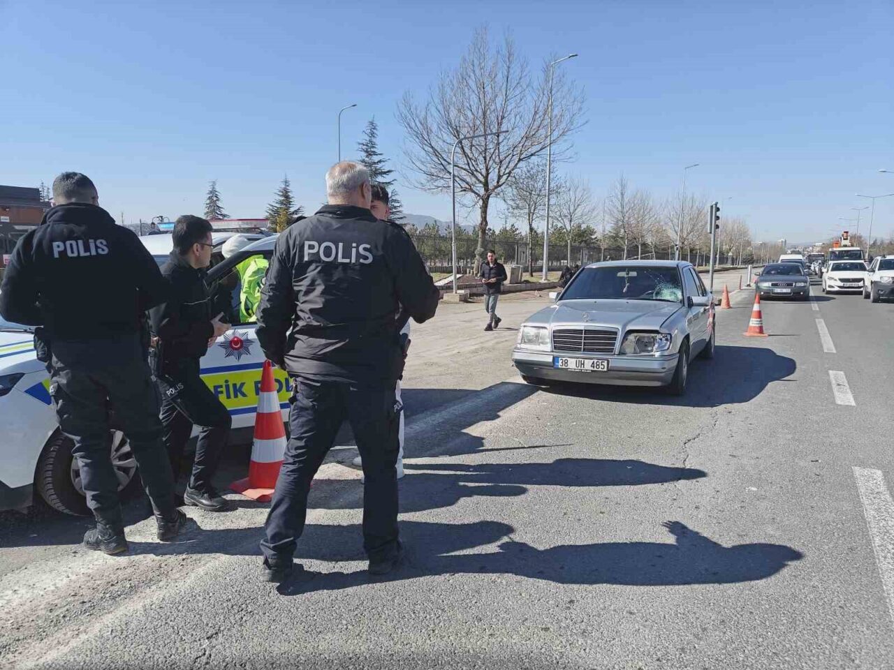 Kayseri’nin Melikgazi ilçesinde meydana gelen trafik kazasında otomobilin çarptığı 15