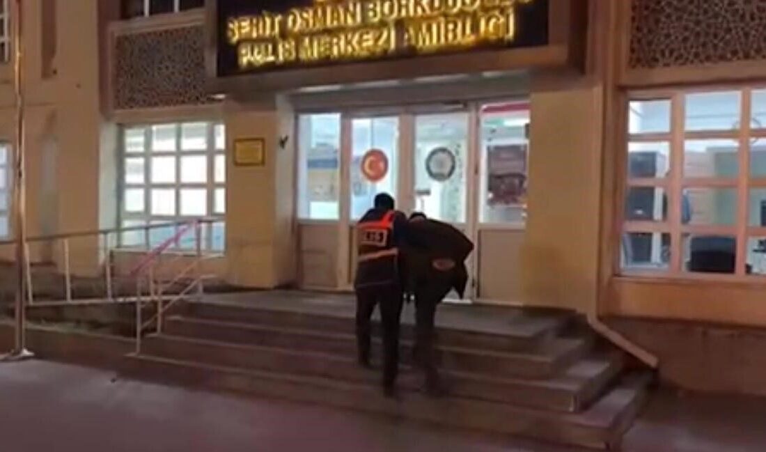 Kayseri’de polis ekipleri tarafından yapılan çalışmalarda, bir otomobilin lastiğini kestikten